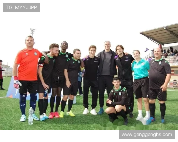 足球明星与女友甜蜜同框球场瞬间展现爱情与激情的完美结合