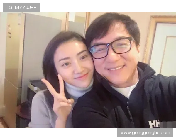 欧文与足球明星亲密合影展现友谊与竞技精神的完美结合